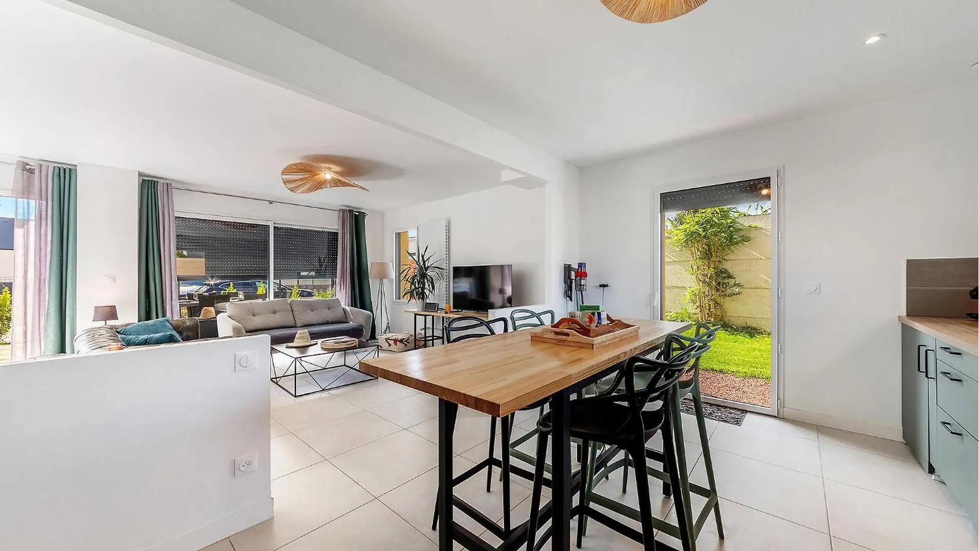 Awesome Home In Saint-Meloir-Des-Ondes With Kitchen Holiday home